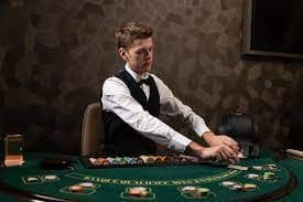 Tampilan antarmuka aplikasi jaka jitu di perangkat Android dan iOS, menampilkan menu utama dengan opsi sportsbook dan permainan live-dealer.
